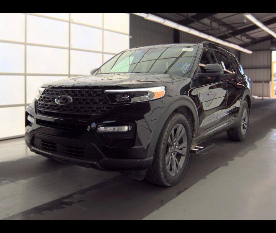 Used 2024 Ford Explorer XLT w/ Equipment Group 202A AWD/4WD image 2
