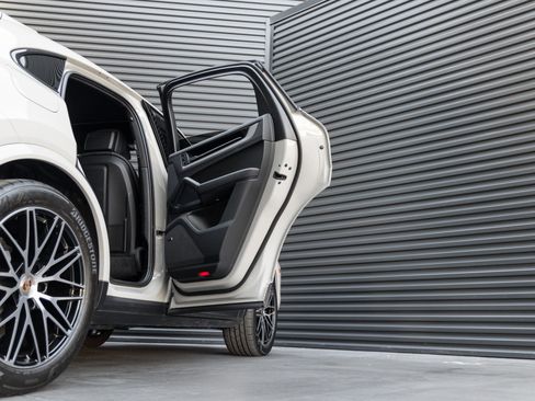 Certified 2025 Porsche Cayenne Coupe image 32