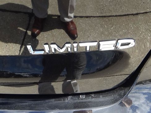 Used 2026 Chrysler Pacifica Limited FWD image 11