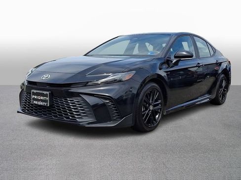 Used 2025 Toyota Camry SE FWD image 1