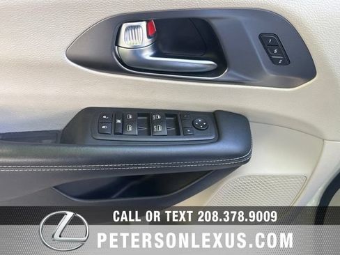 Used 2023 Chrysler Pacifica Touring-L FWD image 22