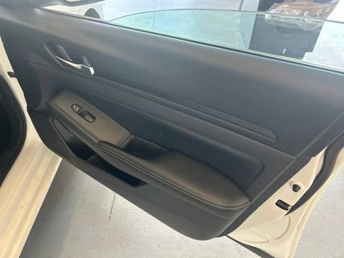 Used 2025 Nissan Altima 2.5 SV FWD image 8