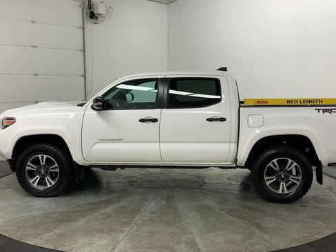 Used 2019 Toyota Tacoma TRD Sport image 5