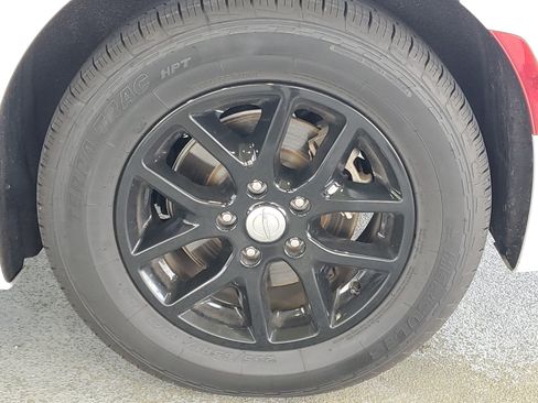 Used 2017 Chrysler Pacifica LX FWD image 7