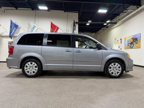 Used 2017 Dodge Grand Caravan SE FWD image 5