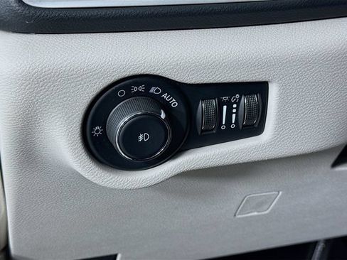 Used 2023 Chrysler Pacifica Touring-L FWD image 10