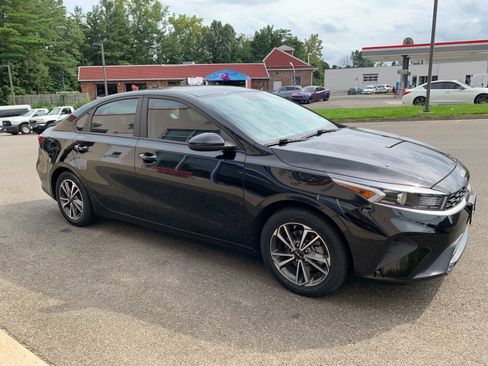 Used 2023 Kia Forte LXS FWD image 3
