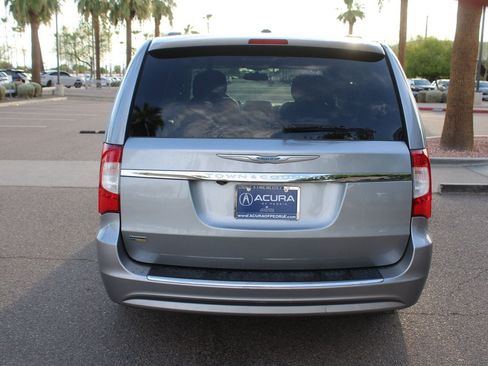 Used 2014 Chrysler Town & Country Touring FWD image 4