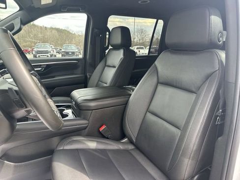 Used 2025 Chevrolet Suburban Z71 image 15