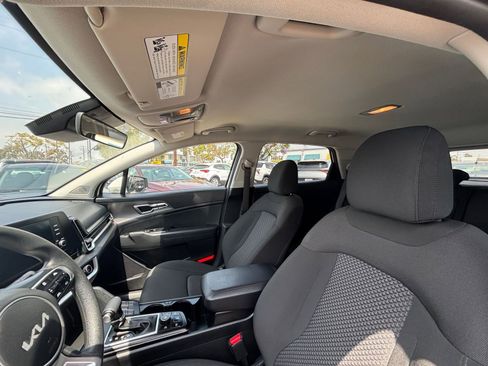 Used 2025 Kia Sportage LX FWD image 32