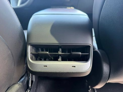 Used 2022 Tesla Model Y Long Range AWD/4WD image 19