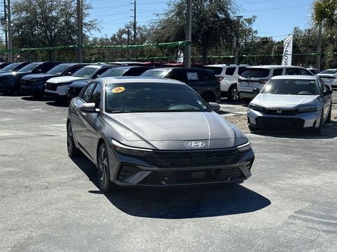 Used 2024 Hyundai Elantra Limited image 2