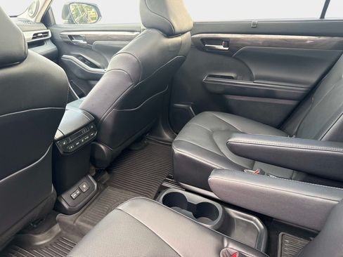 Used 2023 Toyota Highlander Platinum FWD image 15