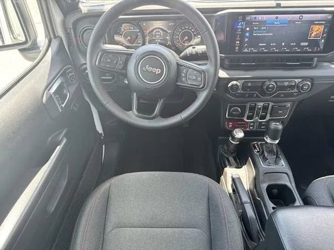 Used 2025 Jeep Wrangler Unlimited Rubicon AWD/4WD image 17