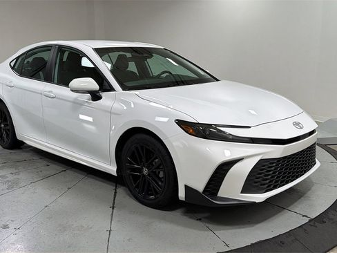 Used 2025 Toyota Camry SE image 3