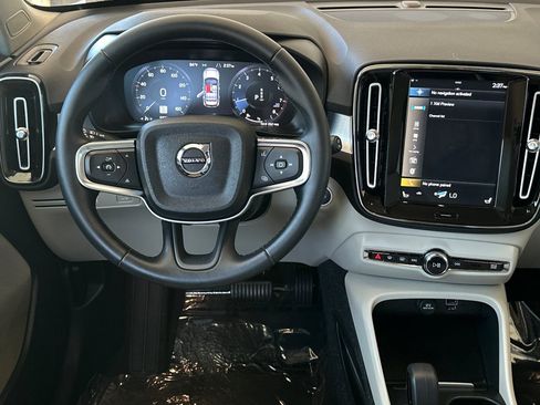 Used 2022 Volvo XC40 T5 Momentum image 13