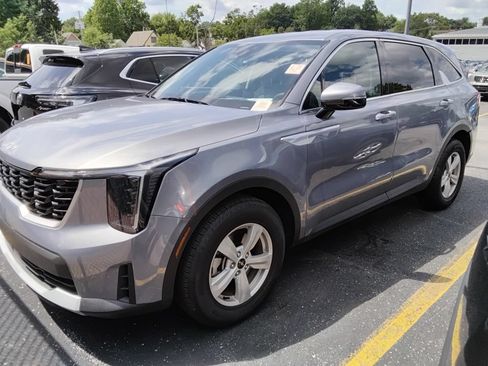Used 2025 Kia Sorento LX FWD image 2