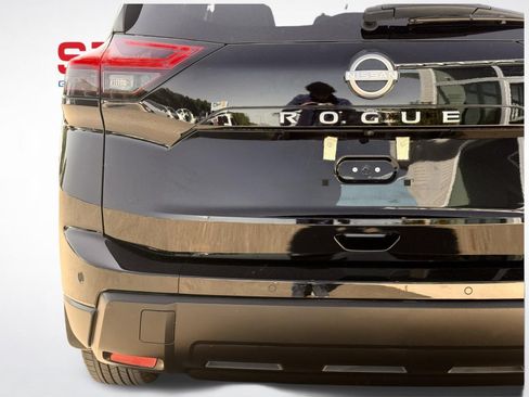 Used 2025 Nissan Rogue S FWD image 11