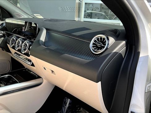 Used 2024 Mercedes-Benz GLA 250 4MATIC image 16