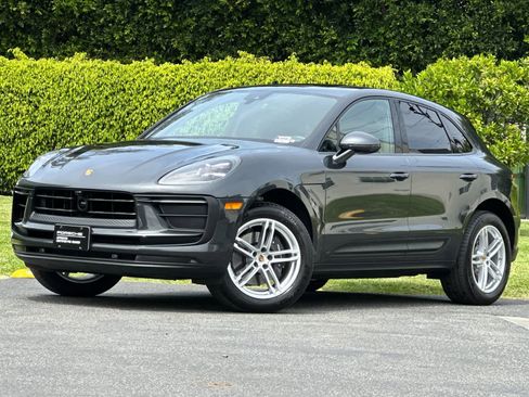 Certified 2025 Porsche Macan AWD/4WD image 1