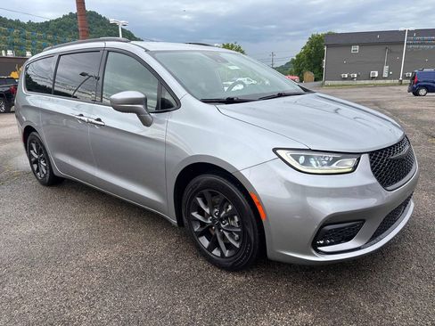 Used 2021 Chrysler Pacifica Touring-L w/ Uconnect Theater Family Group FWD image 7