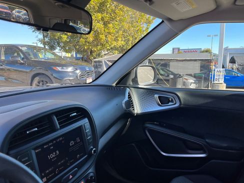 Used 2025 Kia Soul LX w/ LX Technology Package image 35