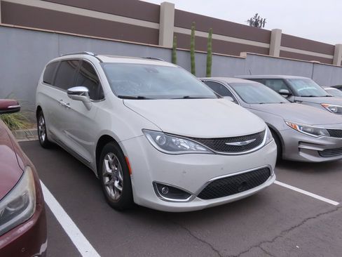Used 2017 Chrysler Pacifica Limited w/ UConnect Theater Package FWD image 1