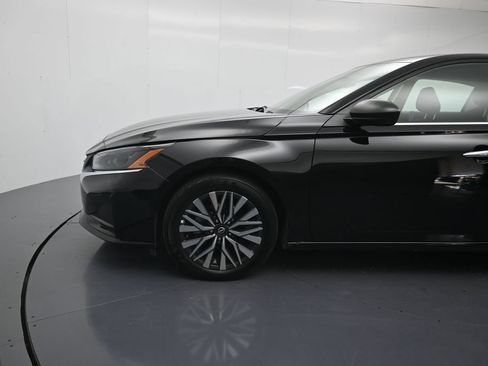 Used 2025 Nissan Altima 2.5 SV FWD image 9