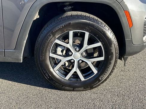 Used 2025 Jeep Grand Cherokee Limited image 13