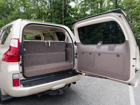 Used 2010 Lexus GX 460 w/ Comfort Plus Pkg AWD/4WD image 33