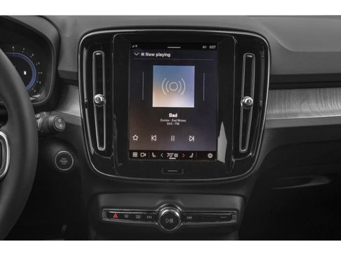 Used 2023 Volvo XC40 B5 Core w/ Convenience Package image 11