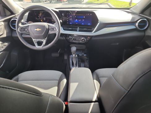 Used 2025 Chevrolet Trax LT w/ Driver Confidence Package FWD image 17