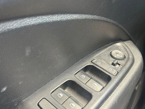 Used 2023 Hyundai Venue Limited FWD image 24
