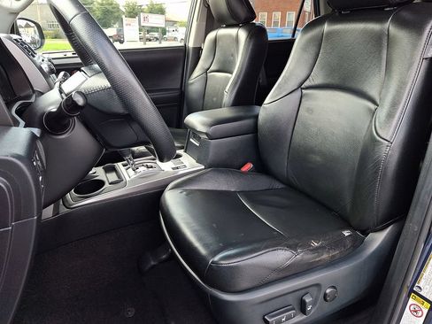 Used 2018 Toyota 4Runner SR5 AWD/4WD image 17