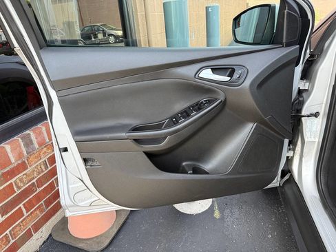 Used 2018 Ford Focus SE FWD image 18