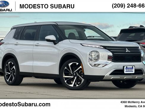 Used 2024 Mitsubishi Outlander SE image 1