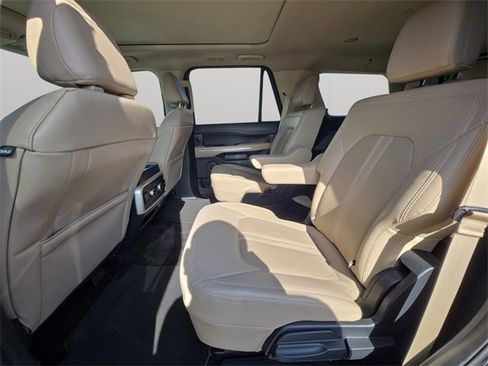 Used 2022 Ford Expedition Limited image 12