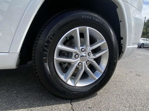Used 2017 Jeep Grand Cherokee Overland w/ Jeep Active Safety Group image 8