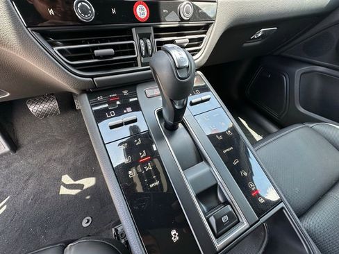 Certified 2025 Porsche Macan AWD/4WD image 27