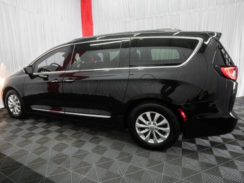 Used 2018 Chrysler Pacifica Touring-L FWD image 33