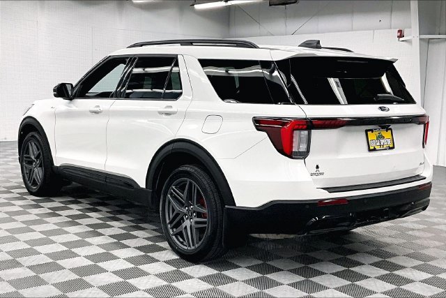 Used 2025 Ford Explorer ST-Line w/ ST-Line Street Pack AWD/4WD image 2