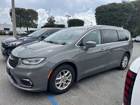 Used 2021 Chrysler Pacifica Touring-L FWD image 8