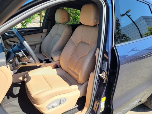 Certified 2023 Porsche Macan image 5