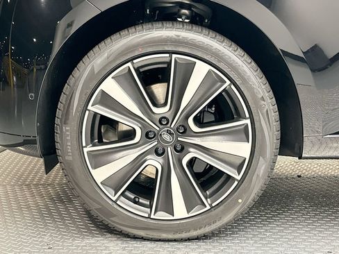 Certified 2025 Land Rover Range Rover SE AWD/4WD image 3