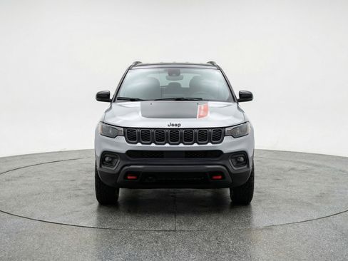 Used 2025 Jeep Compass Trailhawk image 2