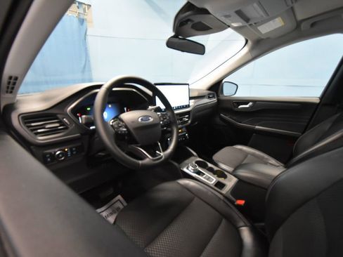 Used 2025 Ford Escape SE FWD image 2