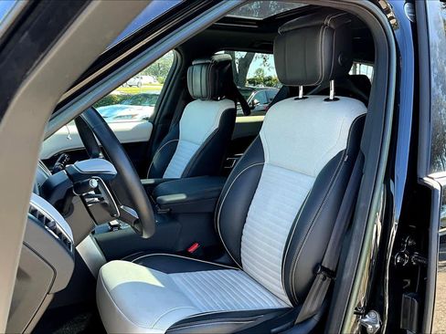 Used 2023 Land Rover Discovery Metropolitan Edition image 7