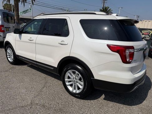 Used 2017 Ford Explorer XLT w/ Equipment Group 202A FWD image 9