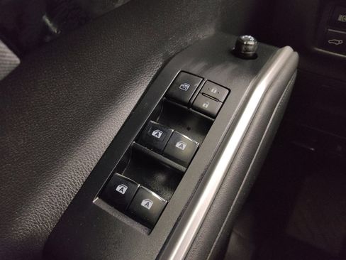 Used 2021 Toyota Highlander LE image 27