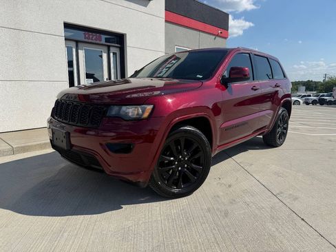 Used 2017 Jeep Grand Cherokee Altitude AWD/4WD image 2